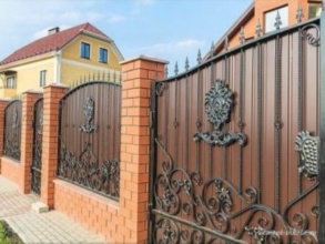 Кирпичный забор с ковкой  150 метров фото в Северном