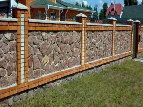 Кирпичный забор с камнем 12 метров фото в Северном
